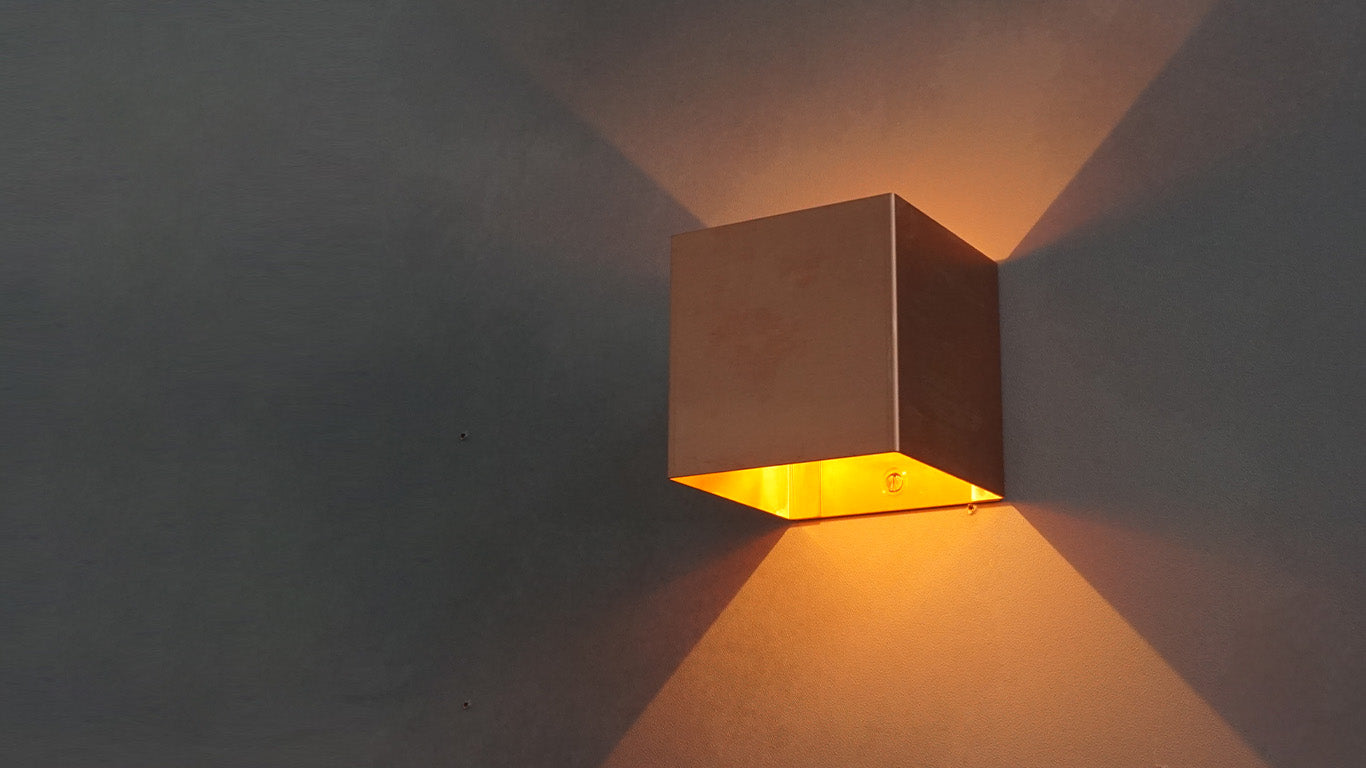 CUBE(キューブ)|金属の箱から、上下に広がる光を愉しむブラケットライト