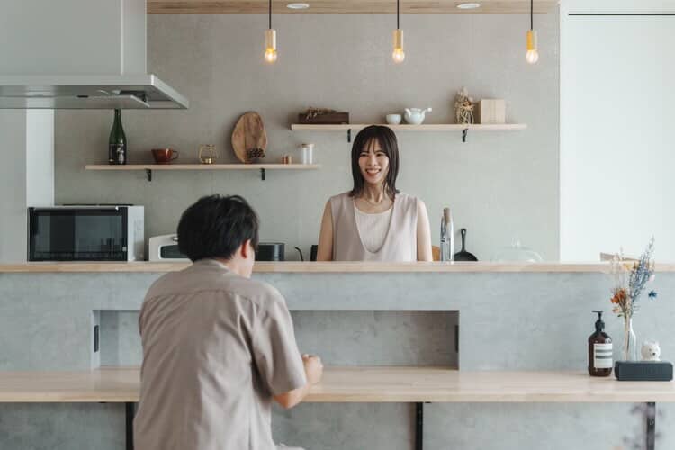素材のやわらかさと静かな灯りが調和する、心地よい住まい｜suu様邸