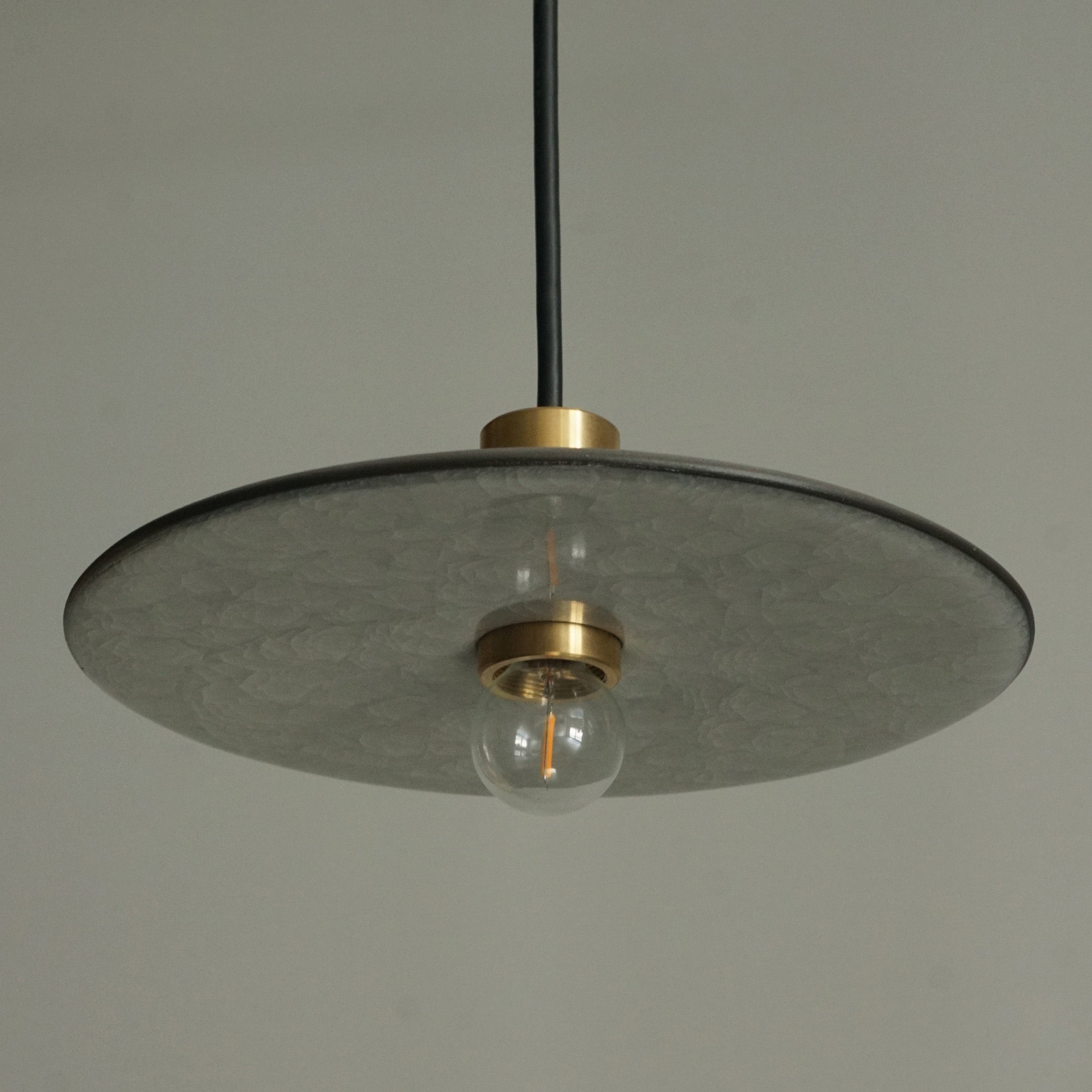 en 火明 薄明 Ljusリュース 氷裂貫入XXL(24cm) E17：柳本美帆｜陶磁器シェードの